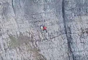 NEVIĐENA DRAMA! Satima pokušavali spasiti Hrvaticu koja je visjela sa stijene na Veležu, uključen i helikopter